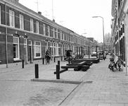 855593 Gezicht in de Lombokstraat te Utrecht, met een nieuwe plantenbak, een constructie met bielzen en een ...